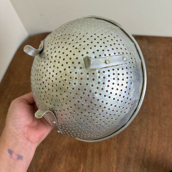 VTG Metal aluminum Footed Colander Strainer Rustic Farmhouse Kitchen Bowl Decor - Picture 4 of 6